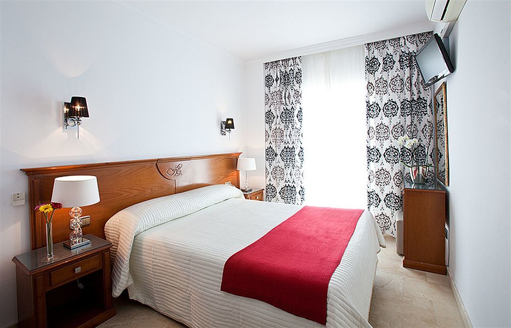 Abril Nerja Hotel Exterior photo